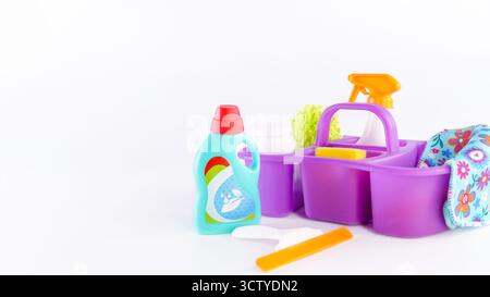 Les fournitures de nettoyage colorées sont soigneusement disposées dans un casier, avec des outils et des produits pour un entretien efficace de la maison et présentant un compa de nettoyage Banque D'Images
