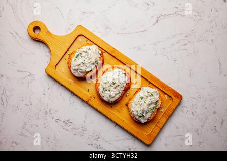Baguette grillée à la ricotta et aux épinards crostini, fromage ricotta, épinards sautés et champignons Banque D'Images