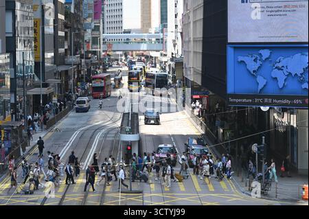 Hong Kong, Chine. 9 octobre 2025. Une vue générale montrant des gens marchant dans Central le 9 octobre 2025 à Hong Kong. (Crédit image : © Kobe Li/Nexpher images via ZUMA Press Wire) USAGE ÉDITORIAL SEULEMENT ! Non destiné à UN USAGE commercial ! Banque D'Images