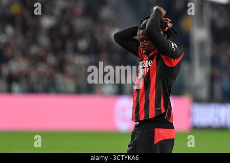 Rafael Leao de l'AC Milan regarde pendant la Serie A 2024/25 le match de football entre la Juventus FC et l'AC Milan au stade Allianz Banque D'Images