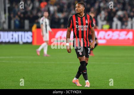 Christopher Alan Nkunku de l'AC Milan regarde pendant la Serie A 2024/25 le match de football entre la Juventus FC et l'AC Milan au stade Allianz Banque D'Images
