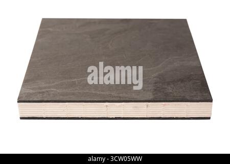 Cahier gris avec des pages vierges isolé sur un fond blanc. Vue de dessus. Banque D'Images