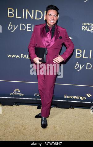 abb Matthias Mangiapane auf dem Teppich BEI der Welt Premiere der neuen Grand Show Blinded by Delight im Friedrichstadt-Palast AM 08.10.2025 in Berlin Deutschland *** abb Matthias Mangiapane sur le tapis lors de la première mondiale du nouveau Grand Show Blinded by Delight at Friedrichstadt Palast le 08 10 2025 in Berlin Allemagne Banque D'Images
