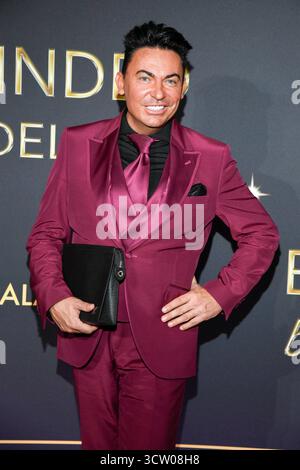 abb Matthias Mangiapane auf dem Teppich BEI der Welt Premiere der neuen Grand Show Blinded by Delight im Friedrichstadt-Palast AM 08.10.2025 in Berlin Deutschland *** abb Matthias Mangiapane sur le tapis lors de la première mondiale du nouveau Grand Show Blinded by Delight at Friedrichstadt Palast le 08 10 2025 in Berlin Allemagne Banque D'Images