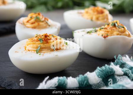 Oeufs cuits maison cuits durs garni d'herbes sur une table en bois Banque D'Images
