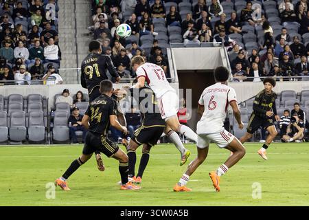 Los Angeles, États-Unis. 08 octobre 2025. Le défenseur du Toronto FC Sigurd Rosted (17 ans) est en tête du ballon dans la première moitié du match du Los Angeles FC contre le Toronto FC au BMO Stadium de Los Angeles, CA, le 8 octobre 2025. (Photo de Corine Solberg/Sipa USA) crédit : Sipa USA/Alamy Live News Banque D'Images