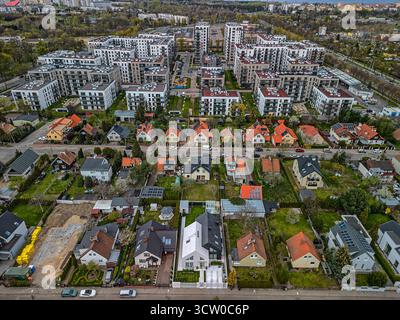Développement résidentiel mixte vue aérienne contrastant les maisons traditionnelles avec des complexes d'appartements blancs modernes dans le paysage d'urbanisme polonais Banque D'Images