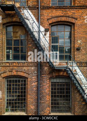 Vue aérienne par drone de l'évasion d'incendie en métal sur le bâtiment historique en briques à Lodz Pologne, HDR, détail architectural, composition de l'escalier extérieur Banque D'Images