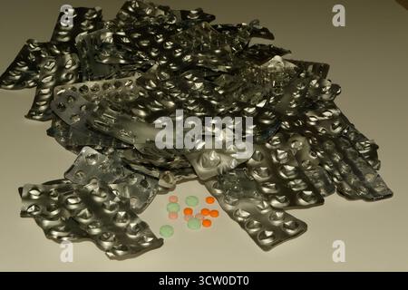 Une pile de plaquettes thermoformées de pilules usées et vides - échantillons de pilules au premier plan - l'utilisation excessive de pilules peut être dangereuse. Banque D'Images