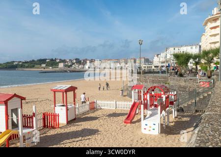 France, Pyrénées Atlantiques, pays Basque, Saint Jean de Luz, Grande plage et front de mer depuis la promenade Jacques Thibaud // France, Pyrénées-Atla Banque D'Images