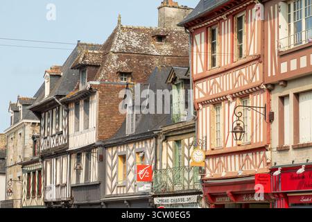 France, Ille et Vilaine, Dol de Bretagne, sur le GR 34 , maisons à colombages, rue commerçante, rue Lejamptel Banque D'Images