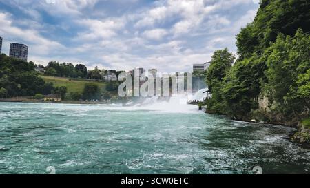 Une vue puissante et panoramique sur les majestueuses chutes du Rhin (Rheinfall) près de Schaffhausen, Suisse. Banque D'Images