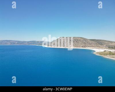 Drone aérien vue sur l'eau turquoise magnifique et les sables blancs du lac Salda, Turquie Banque D'Images