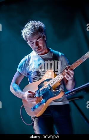 Concert de musique - PRÉOCCUPATION - LES PRÉOCCUPATIONS SONT MAL À L'AISE EN TOURNÉE 2025 Scott Munro jouer de la guitare pendant la PRÉOCCUPATION - LES PRÉOCCUPATIONS SONT MAL À L'AISE EN TOURNÉE 2025, concert de musique à ROME, Italie, 07 octobre 2025 ROME MONK ROMA Italie Copyright : xTommasoxNotarangelox/xLiveMediax LPM 2072645 Banque D'Images
