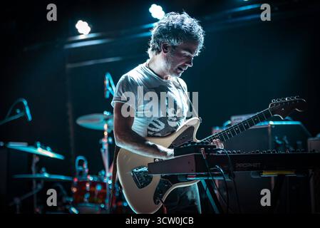 Concert de musique - PRÉOCCUPATION - LES PRÉOCCUPATIONS SONT MAL À L'AISE EN TOURNÉE 2025 Scott Munro jouer de la guitare et du clavier pendant PRÉOCCUPATION - LES PRÉOCCUPATIONS SONT MAL À L'AISE EN TOURNÉE 2025, concert de musique à ROME, Italie, 07 octobre 2025 ROME MONK ROMA Italie Copyright : xTommasoxNotarangelox/xLiveMediax LPM 2072652 Banque D'Images