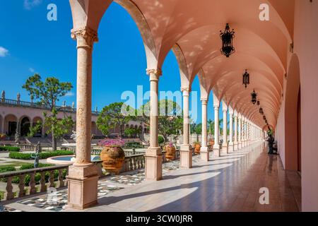 Architecture et cours du musée d'art Ringling à Sarasota, Floride Banque D'Images