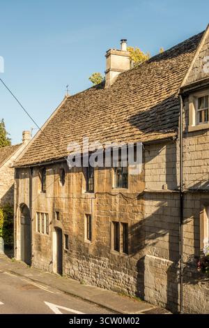Une vieille maison typique Tudor construite à partir du calcaire doré local (pierre de Bath), à Bradford-on-Avon, Wiltshire, Royaume-Uni Banque D'Images