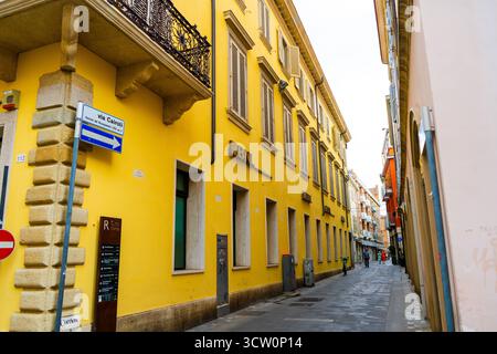 Italie, Rimini - 13 juillet 2025 : vieille rue italienne étroite dans le centre-ville de Rimini. Construction de maisons d'architecture. Vide à l'extérieur. Jaune via Cairoli Banque D'Images