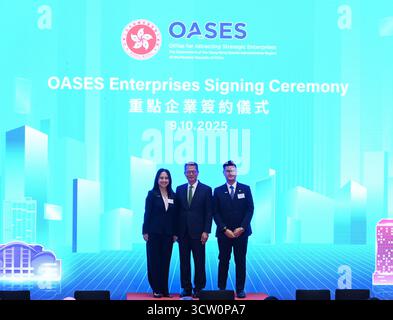 Hong Kong, Chine. 9 octobre 2025. Paul Chan (Centre), secrétaire financier de Hong Kong et représentants de Roche Hong Kong Limited posant une photo lors de l'événement de signature d'OASES Enterprises le 9 octobre 2025 à Hong Kong. (Crédit image : © Kobe Li/Nexpher images via ZUMA Press Wire) USAGE ÉDITORIAL SEULEMENT ! Non destiné à UN USAGE commercial ! Banque D'Images