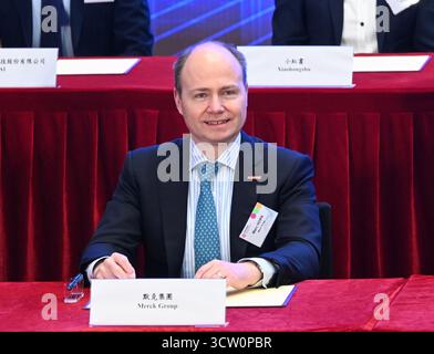 Hong Kong, Chine. 9 octobre 2025. Un représentant du groupe Merck posant une photo lors de la cérémonie de signature d'OASES Enterprises le 9 octobre 2025 à Hong Kong. (Crédit image : © Kobe Li/Nexpher images via ZUMA Press Wire) USAGE ÉDITORIAL SEULEMENT ! Non destiné à UN USAGE commercial ! Banque D'Images
