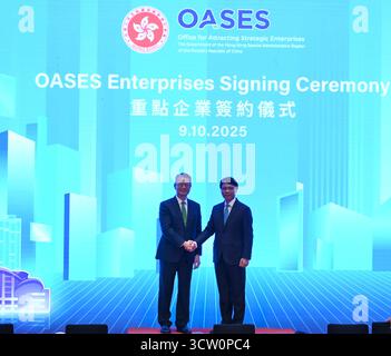 Hong Kong, Chine. 9 octobre 2025. Paul Chan (à gauche), secrétaire financier de Hong Kong et représentant de Vobile Group Ltd posant une photo lors de l'événement de signature D'OASES Enterprises le 9 octobre 2025 à Hong Kong. (Crédit image : © Kobe Li/Nexpher images via ZUMA Press Wire) USAGE ÉDITORIAL SEULEMENT ! Non destiné à UN USAGE commercial ! Banque D'Images