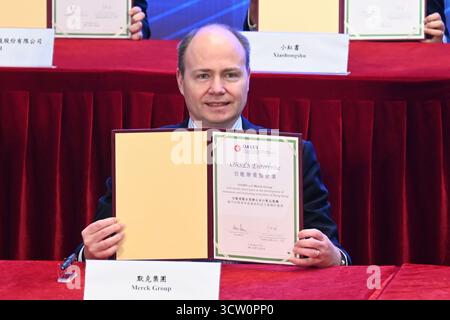 Hong Kong, Chine. 9 octobre 2025. Un représentant du groupe Merck posant une photo lors de la cérémonie de signature d'OASES Enterprises le 9 octobre 2025 à Hong Kong. (Crédit image : © Kobe Li/Nexpher images via ZUMA Press Wire) USAGE ÉDITORIAL SEULEMENT ! Non destiné à UN USAGE commercial ! Banque D'Images