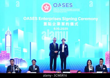 Hong Kong, Chine. 9 octobre 2025. Paul Chan (à gauche), secrétaire financier de Hong Kong et représentant de Xiaohongshu posant une photo lors de l'événement de signature d'OASES Enterprises le 9 octobre 2025 à Hong Kong. (Crédit image : © Kobe Li/Nexpher images via ZUMA Press Wire) USAGE ÉDITORIAL SEULEMENT ! Non destiné à UN USAGE commercial ! Banque D'Images