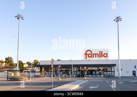 Piove di Sacco, Padoue, Vénétie, Italie - 10 août 2025 : façade de supermarché Famila Banque D'Images