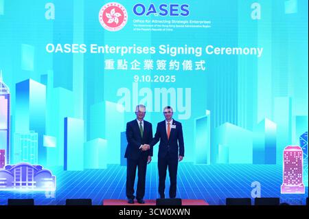 Hong Kong, Chine. 9 octobre 2025. Paul Chan (à gauche), secrétaire financier de Hong Kong et représentant de GlaxoSmithKline Ltd posant une photo lors de l'événement de signature d'OASES Enterprises le 9 octobre 2025 à Hong Kong. (Crédit image : © Kobe Li/Nexpher images via ZUMA Press Wire) USAGE ÉDITORIAL SEULEMENT ! Non destiné à UN USAGE commercial ! Banque D'Images