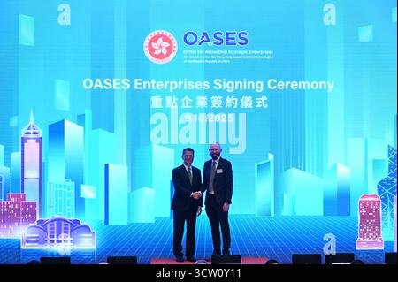 Hong Kong, Chine. 9 octobre 2025. Paul Chan (à gauche), secrétaire financier de Hong Kong et représentant de Polkadot Community HK Limited posant une photo lors de l'événement de signature d'OASES Enterprises le 9 octobre 2025 à Hong Kong. (Crédit image : © Kobe Li/Nexpher images via ZUMA Press Wire) USAGE ÉDITORIAL SEULEMENT ! Non destiné à UN USAGE commercial ! Banque D'Images