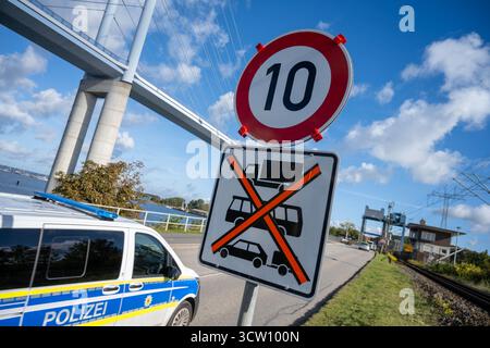 Stralsund, Allemagne. 09 octobre 2025. Vue d'un panneau de signalisation devant le pont Ziegelgraben. Le pont Ziegelgraben menant à l’île de Dänholm ne peut actuellement être franchi qu’à 10 km/h pour éviter les vibrations. Lors du marathon du pont de Rügen samedi (11.10.2025), lorsque le pont de Rügen (l) est fermé à des milliers de coureurs, les usagers de la route peuvent s’attendre à de longs embouteillages. Le détour vers l’île de Rügen se fera par le Ziegelgrabenbrücke et le barrage de Rügen. Crédit : Stefan Sauer/dpa/Alamy Live News Banque D'Images