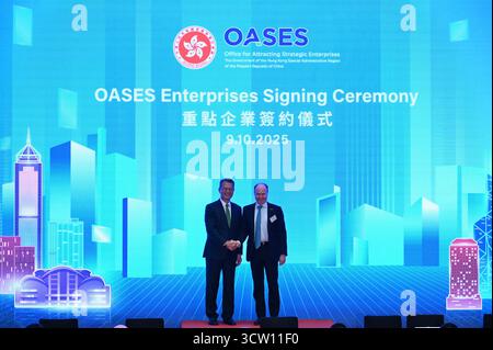 Hong Kong, Chine. 9 octobre 2025. Paul Chan (à gauche), secrétaire financier de Hong Kong et représentant du groupe Merck posant une photo lors de la cérémonie de signature d'OASES Enterprises le 9 octobre 2025 à Hong Kong. (Crédit image : © Kobe Li/Nexpher images via ZUMA Press Wire) USAGE ÉDITORIAL SEULEMENT ! Non destiné à UN USAGE commercial ! Banque D'Images