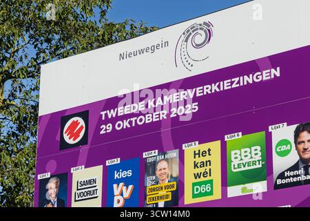 Panneau d'affichage électoral néerlandais, faisant la promotion des élections du 29 octobre 2025, avec des affiches de campagne pour divers partis politiques. Nieuwegein, pays-Bas. 9 Banque D'Images