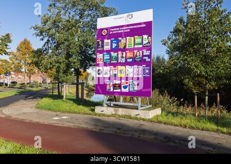 Panneau d'affichage électoral néerlandais, faisant la promotion des élections du 29 octobre 2025, avec des affiches de campagne pour divers partis politiques. Nieuwegein, pays-Bas. 9 Banque D'Images