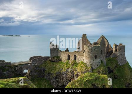 Château de Dunluce perché sur les falaises de la Causeway Coast, comté d'Antrim, Irlande du Nord. Printemps (mars) 2024. Banque D'Images