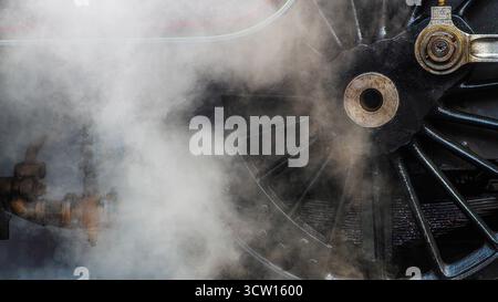 vue rapprochée de la purge de vapeur à travers la roue de locomotive Banque D'Images
