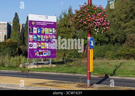 Panneau d'affichage électoral néerlandais, faisant la promotion des élections du 29 octobre 2025, avec des affiches de campagne pour divers partis politiques. Nieuwegein, pays-Bas. 9 Banque D'Images