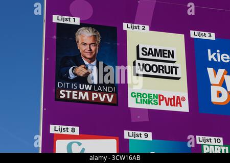 Gros plan d'un panneau d'affichage électoral néerlandais, avec le portrait et le slogan ('dit is uw Land ! Stem PVV') de Geert Wilders (Lijst 1) pour l'electio 2025 Banque D'Images