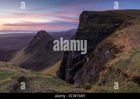 Lever de soleil sur les montagnes Trotternish sur l'île de Skye, en Écosse. Hiver (février) 2025. Banque D'Images