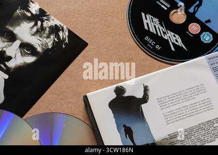 DVD « The Hitcher » avec couverture représentant Rutger Hauer et description du film, isolé sur fond blanc clair Banque D'Images