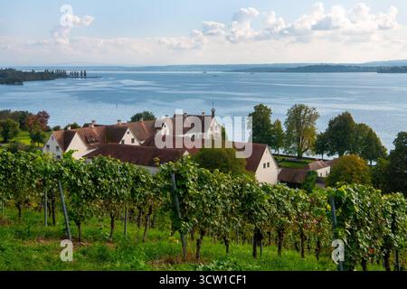Deutschland, Uhldingen-Mühlhofen, 01.10.2025 Die als Basilika Birnau bekannte Kirche : Marien erhebt sich am Nordufer des Bodensees im Gemeindeteil Birnau von Uhldingen-Muehlhofen. Die roemisch-katholische Basilika Birnau zaehlt zu den wichtigsten barocken Wallfahrtskirchen der Region. Foto : Blick auf das Bodensee Schloß Maurach Basilika Birnau Basilika Birnau *** Allemagne, Uhldingen Mühlhofen, 01 10 2025 L'église connue sous le nom de basilique St Marien Birnau se dresse sur la rive nord du lac de Constance dans le district de Birnau d'Uhldingen Muehlhofen la basilique catholique romaine Birnau est l'une des moines Banque D'Images