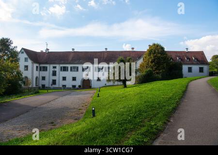 Deutschland, Uhldingen-Mühlhofen, 01.10.2025 Die als Basilika Birnau bekannte Kirche : Marien erhebt sich am Nordufer des Bodensees im Gemeindeteil Birnau von Uhldingen-Muehlhofen. Die roemisch-katholische Basilika Birnau zaehlt zu den wichtigsten barocken Wallfahrtskirchen der Region. Foto : Blick auf das Bodensee Schloß Maurach Basilika Birnau Basilika Birnau *** Allemagne, Uhldingen Mühlhofen, 01 10 2025 L'église connue sous le nom de basilique St Marien Birnau se dresse sur la rive nord du lac de Constance dans le district de Birnau d'Uhldingen Muehlhofen la basilique catholique romaine Birnau est l'une des moines Banque D'Images