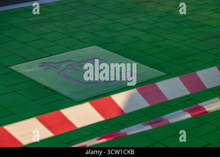 Place de stationnement peinte en vert conçue pour les véhicules électriques avec véhicule électrique et symbole de charge sur le trottoir. Concept de transport durable, ECO mobilit Banque D'Images