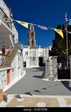 Astypalea, Grèce - 04 septembre 2025 : Chora, la superbe ville blanche avec église avec clocher à trois niveaux, sur l'île dans la mer Égée Banque D'Images