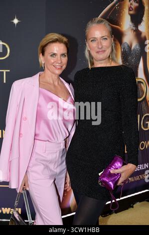 Gisa Zach und Eva Mona Rodekirchen BEI der Weltpremiere der 'Blinded by Delight' Grand spectacle 2025 im Friedrichstadt-Palast. Berlin, 08.10.2025 Banque D'Images