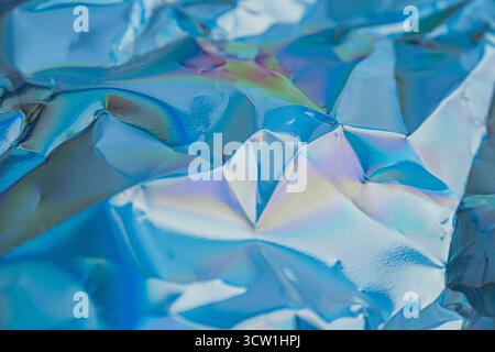 Une image abstraite avec des motifs tourbillonnants bleus et violets, suggérant une fluidité et évoquant des phénomènes naturels idéaux pour des campagnes marketing créatives, co Banque D'Images