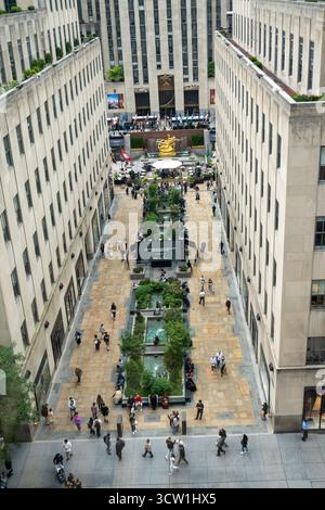 New York City abrite le Rockefeller Center avec ses célèbres Channel Gardens et la statue de Prometheus, 2025, New York City, États-Unis Banque D'Images