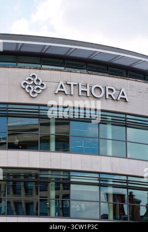 Logo de la société de services d'épargne et de retraite Athora sur le siège social le 20 mai 2025 à Bruxelles, Belgique. Banque D'Images