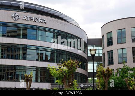 Logo de la société de services d'épargne et de retraite Athora sur le siège social le 20 mai 2025 à Bruxelles, Belgique. Banque D'Images
