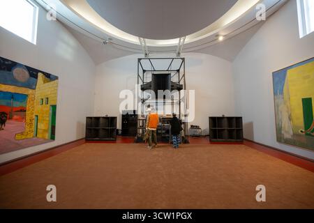 Londres, Royaume-Uni, 9 octobre 2025, peintures sonores de Peter Doig pour la première fois, House of Music met en lumière l’importance d’autres disciplines dans la pratique de l’artiste, y compris la musique et le cinéma, ainsi que l’importance des lieux de rassemblement communautaire et d’échange créatif. L'exposition marque un retour à Serpentine South pour Doig qui a exposé pour la première fois à la galerie en 1991 en tant que finaliste du Barclays Young Artist Award. L'exposition ouvre le 10 octobre et se poursuit jusqu'au 8 février 2026., Andrew Lalchan Photography/Alamy Live News Banque D'Images